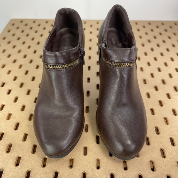 White Mountain Women’s Smirk Vegan Zip Ankle Bootie in Chestnut 3.5” Size 7 Wide - Picture 6 of 7
